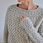 Victoria | Elegante maglione grigio con scollo a barchetta — 3