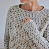 Victoria | Elegante maglione grigio con scollo a barchetta — 3