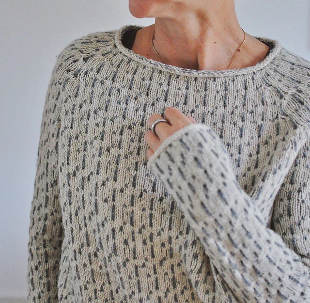 Victoria | Elegante maglione grigio con scollo a barchetta — 3