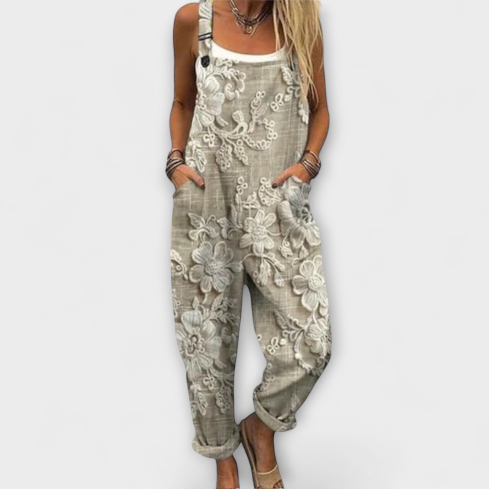 Julia | Pantaloncini con bretelle floreali ricamati — 1