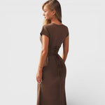 Alexandra | Maxi abito da sera marrone chic con scollo drappeggiato — 2