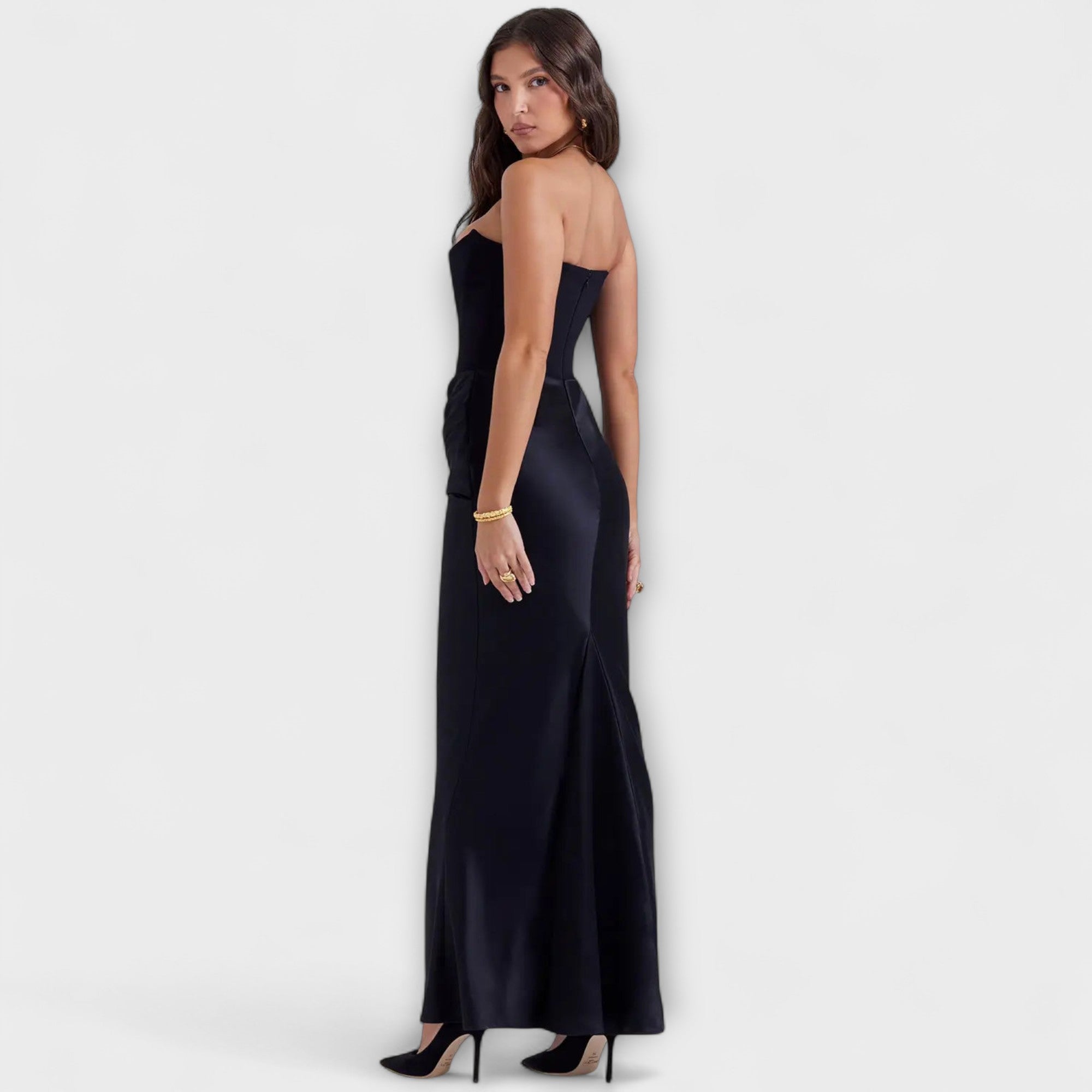 Lina | Maxi abito in raso drappeggiato con spalle scoperte — 3