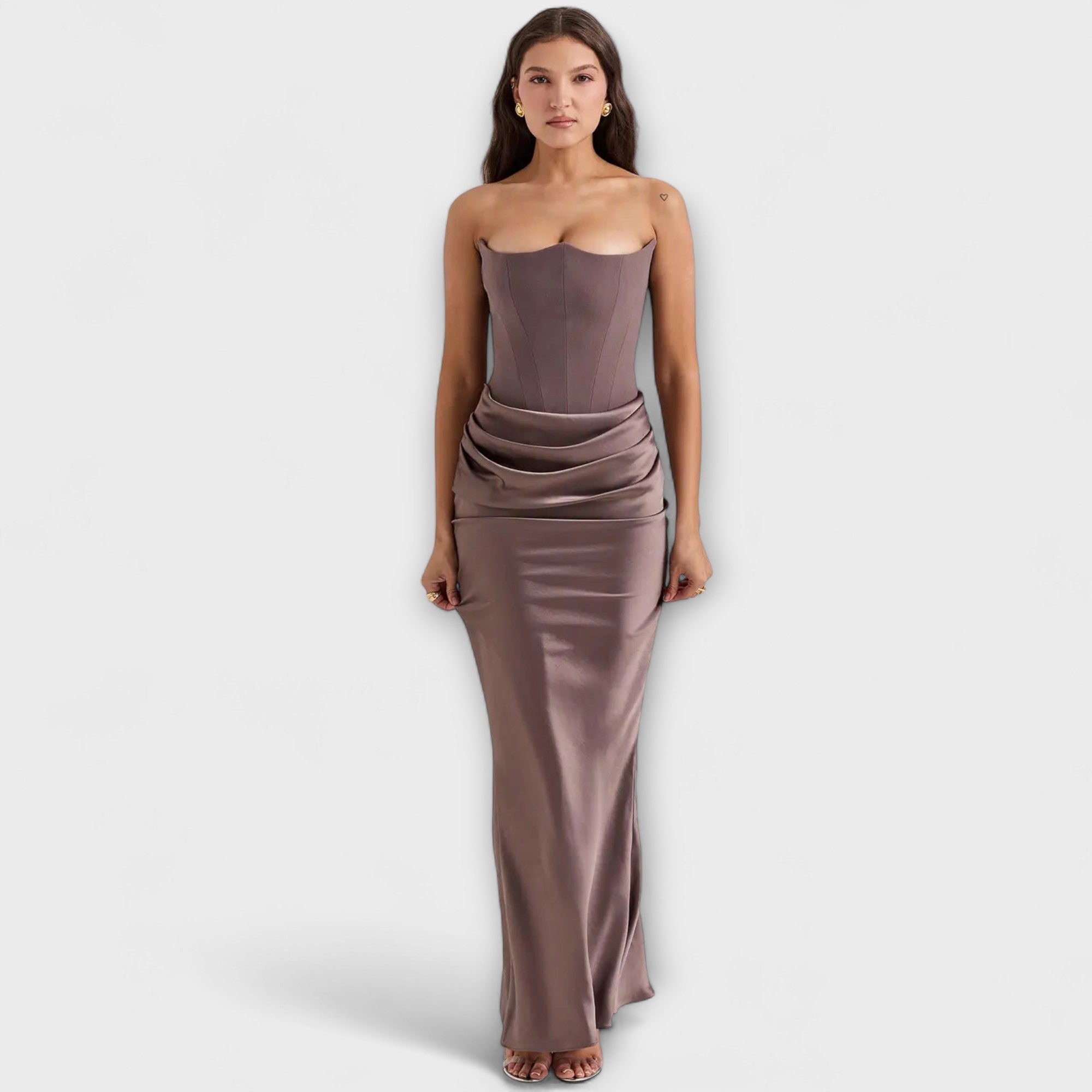 Lina | Maxi abito in raso drappeggiato con spalle scoperte — 11