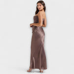 Lina | Maxi abito in raso drappeggiato con spalle scoperte — 12