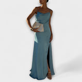 Melanie | Elegante maxi abito in raso con spacco alto — 1