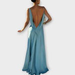 Melanie | Elegante maxi abito in raso con spacco alto — 3