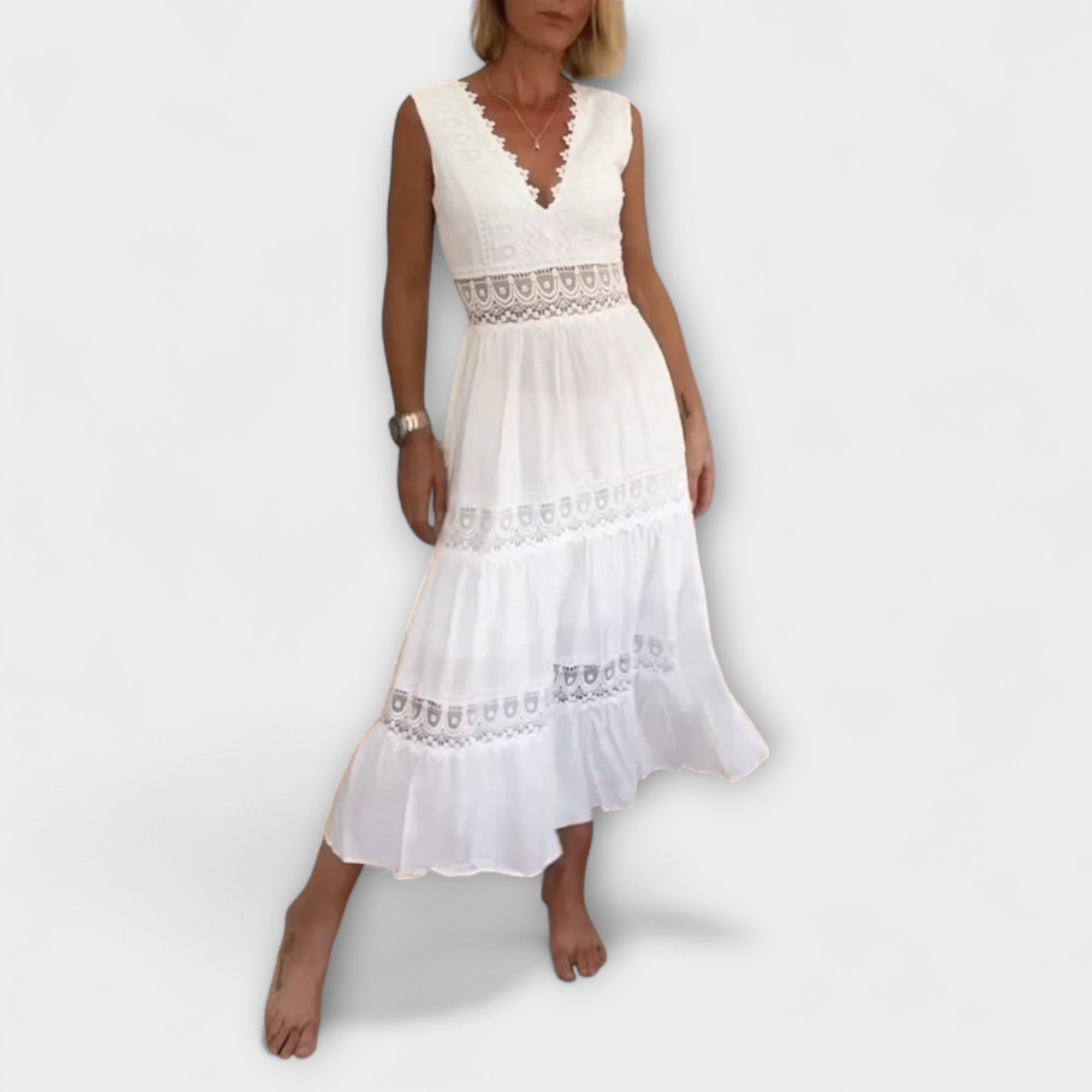 Alma | Elegante abito in pizzo con scollo a V — 1