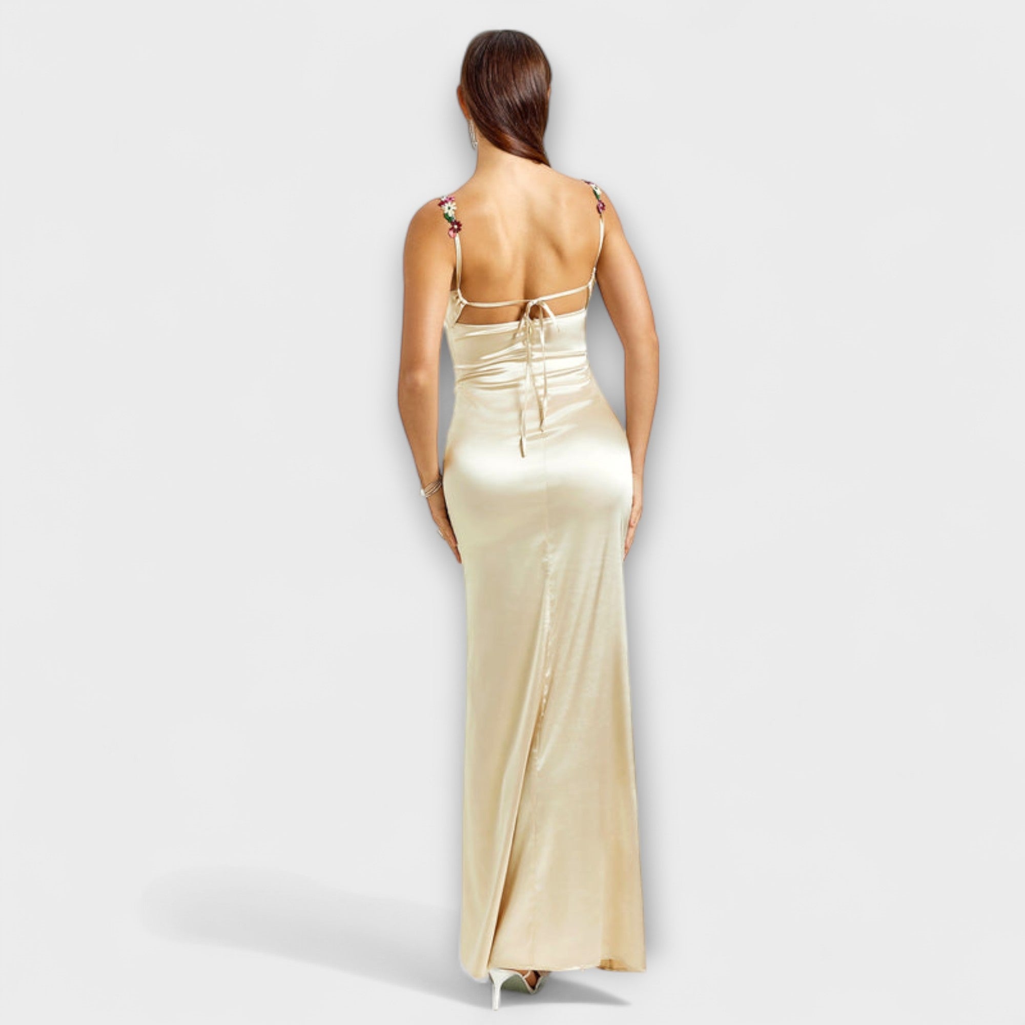 Lia | Abito in satin decorato con spalline allacciate sul retro — 2