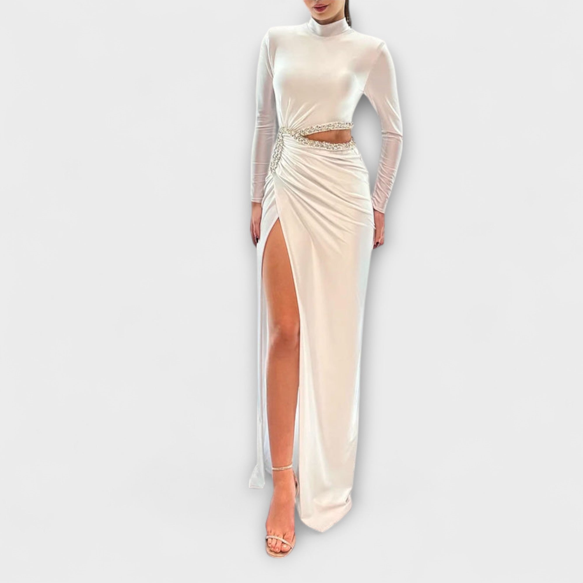 Ruth | Abito bianco a maniche lunghe con vita ritagliata e dettagli in strass — 1
