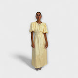 Franziska | Maxi abito giallo burro dal design arioso — 1
