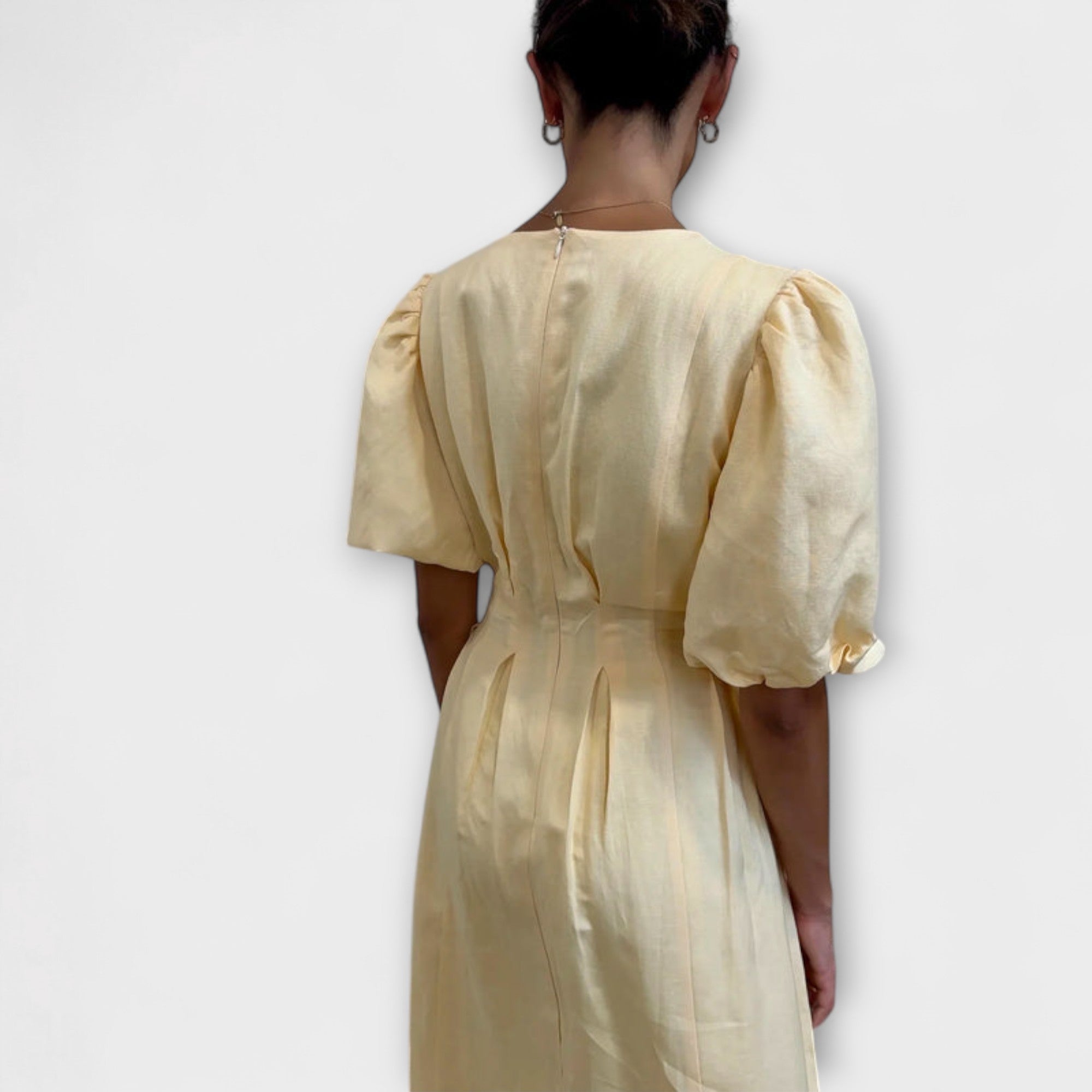 Franziska | Maxi abito giallo burro dal design arioso — 2