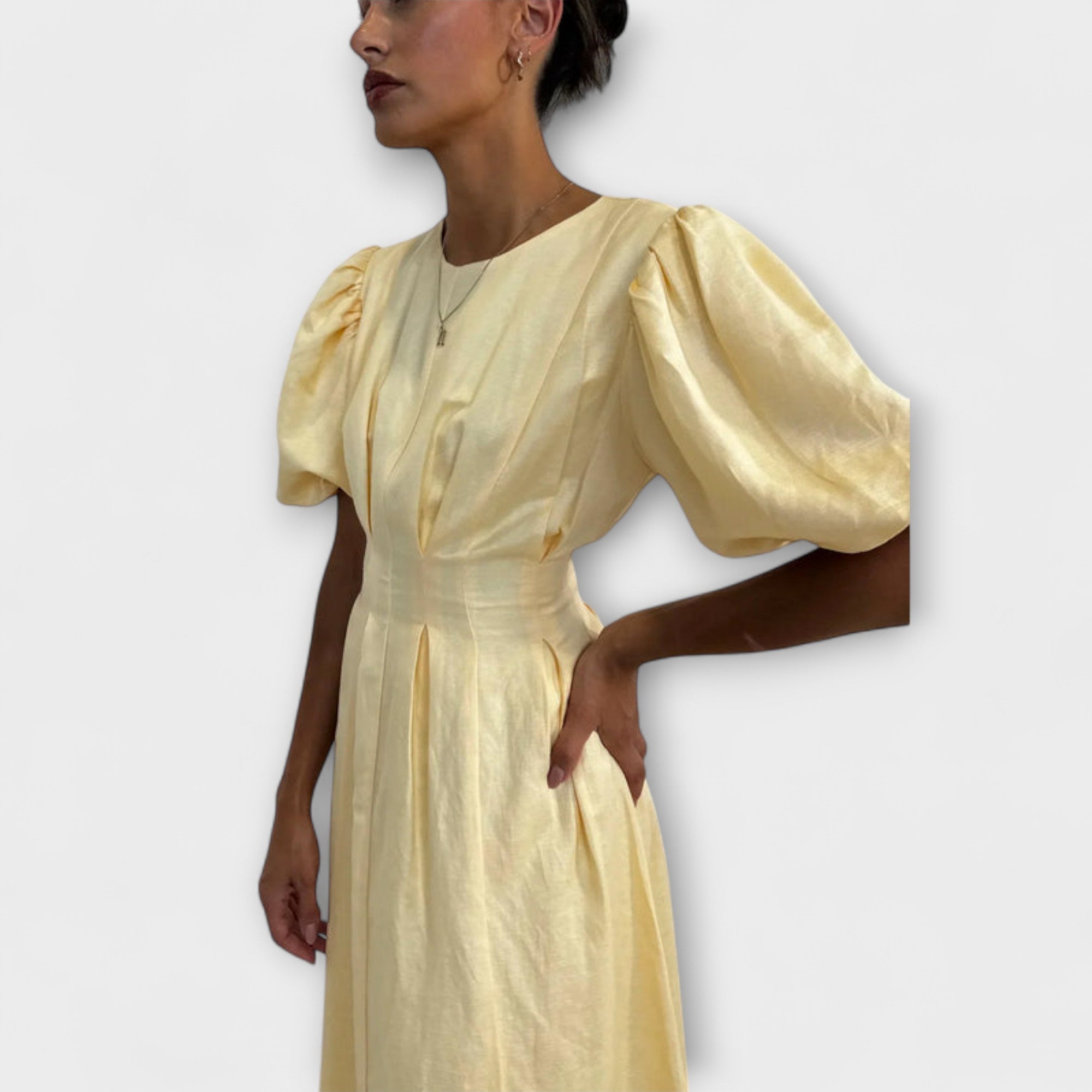 Franziska | Maxi abito giallo burro dal design arioso — 3