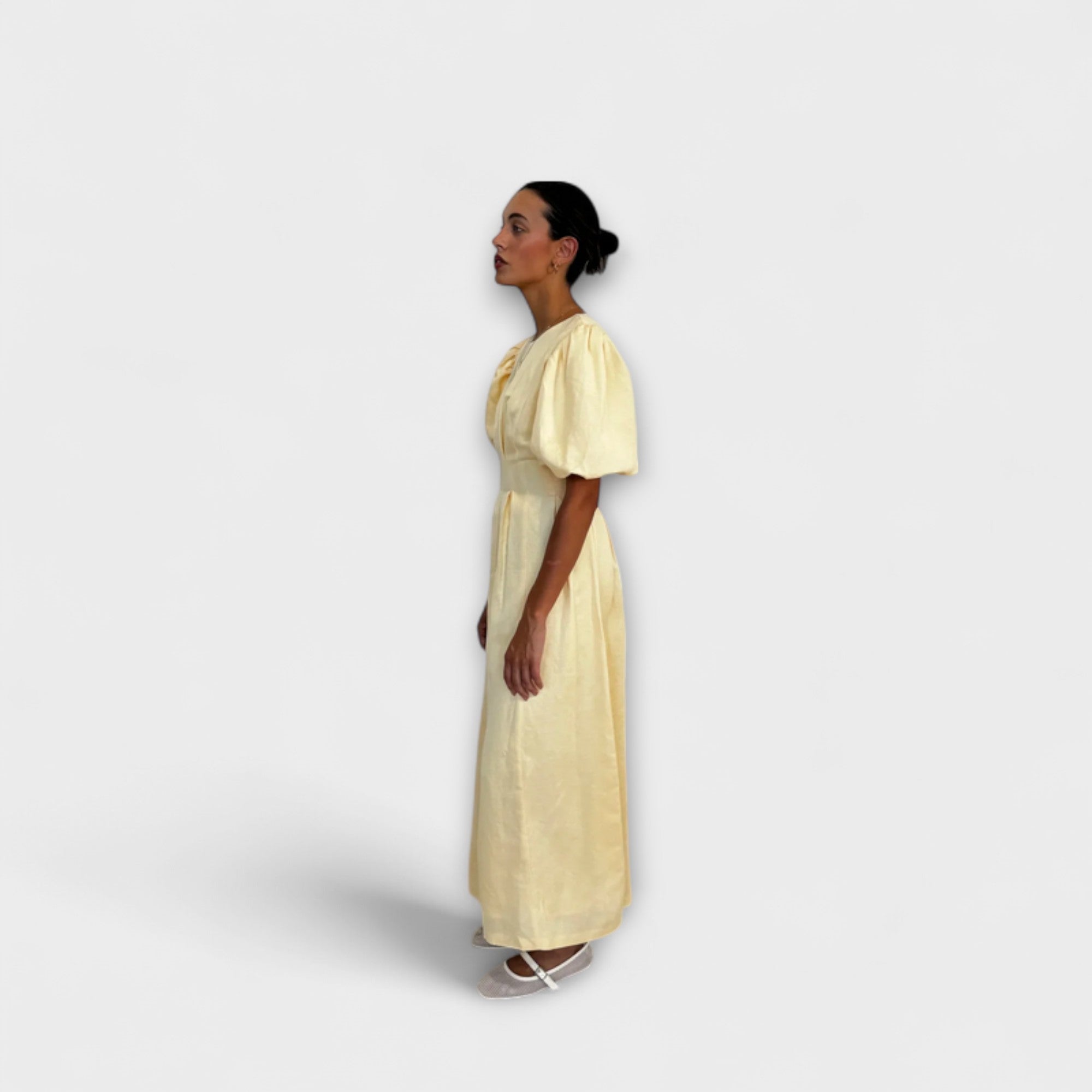 Franziska | Maxi abito giallo burro dal design arioso — 4