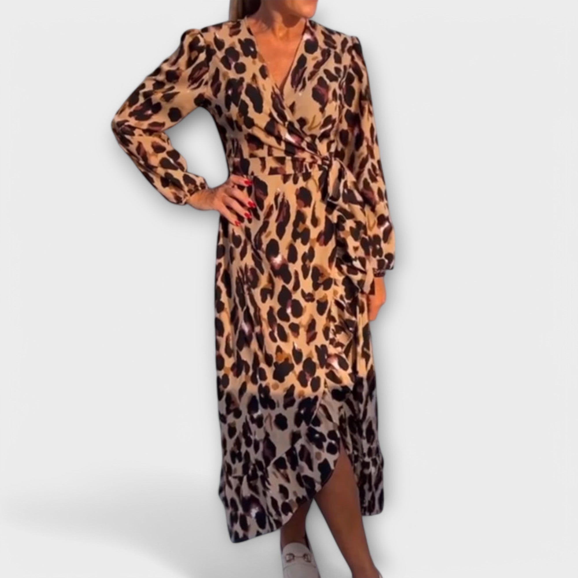 Dilara | Abito casual con stampa leopardata e scollo a V — 1