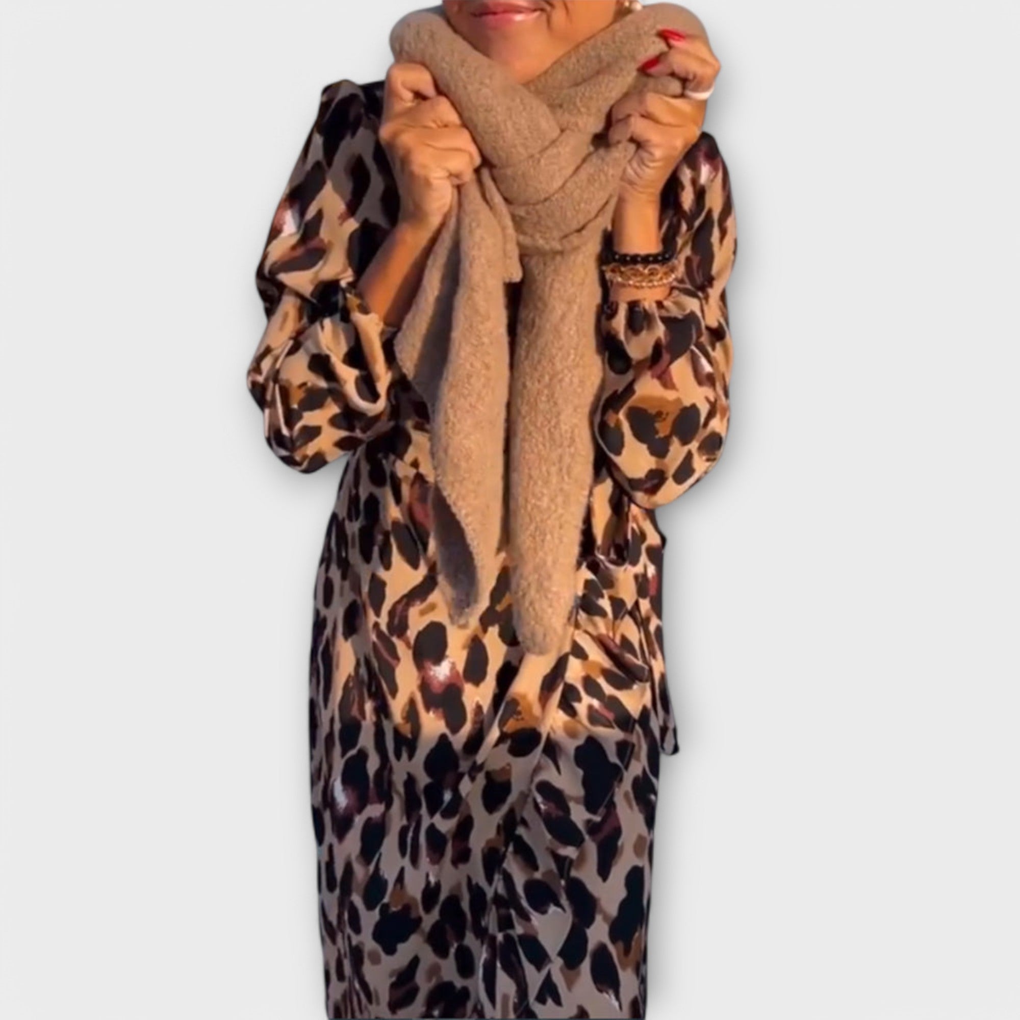 Dilara | Abito casual con stampa leopardata e scollo a V — 3