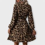 Britta | Abito chic con stampa leopardata, scollo a V e cintura da annodare — 2