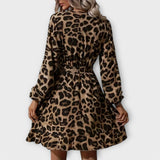Britta | Abito chic con stampa leopardata, scollo a V e cintura da annodare — 2