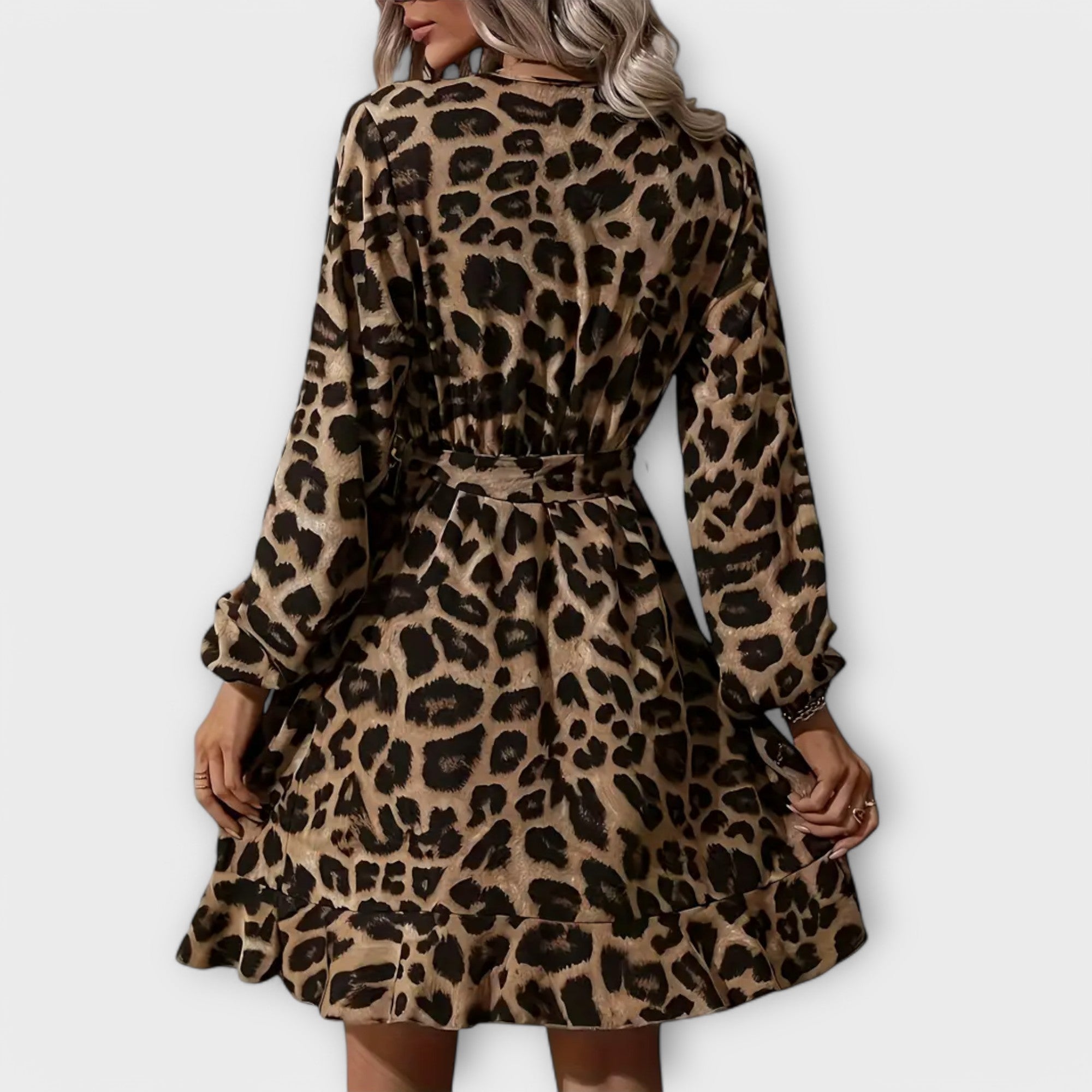 Britta | Abito chic con stampa leopardata, scollo a V e cintura da annodare — 2