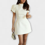Bärbel | Miniabito con cut-out sul retro con fiocco e maniche corte — 1