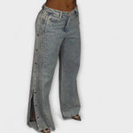 Thea | Jeans a vita alta con bottoni laterali decorati con strass — 3