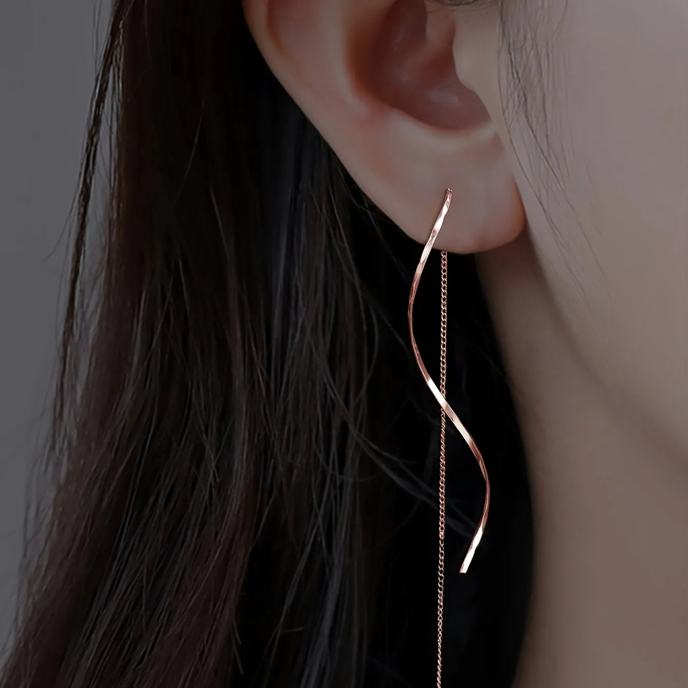 Sylvia | Orecchini lunghi dal design ondulato — 3