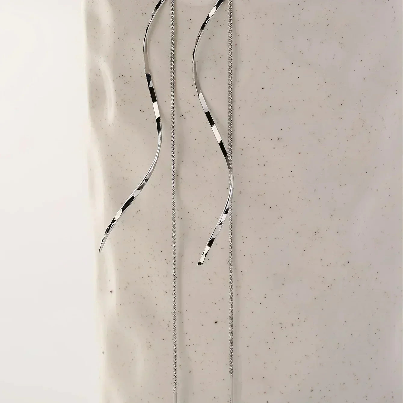 Sylvia | Orecchini lunghi dal design ondulato — 4