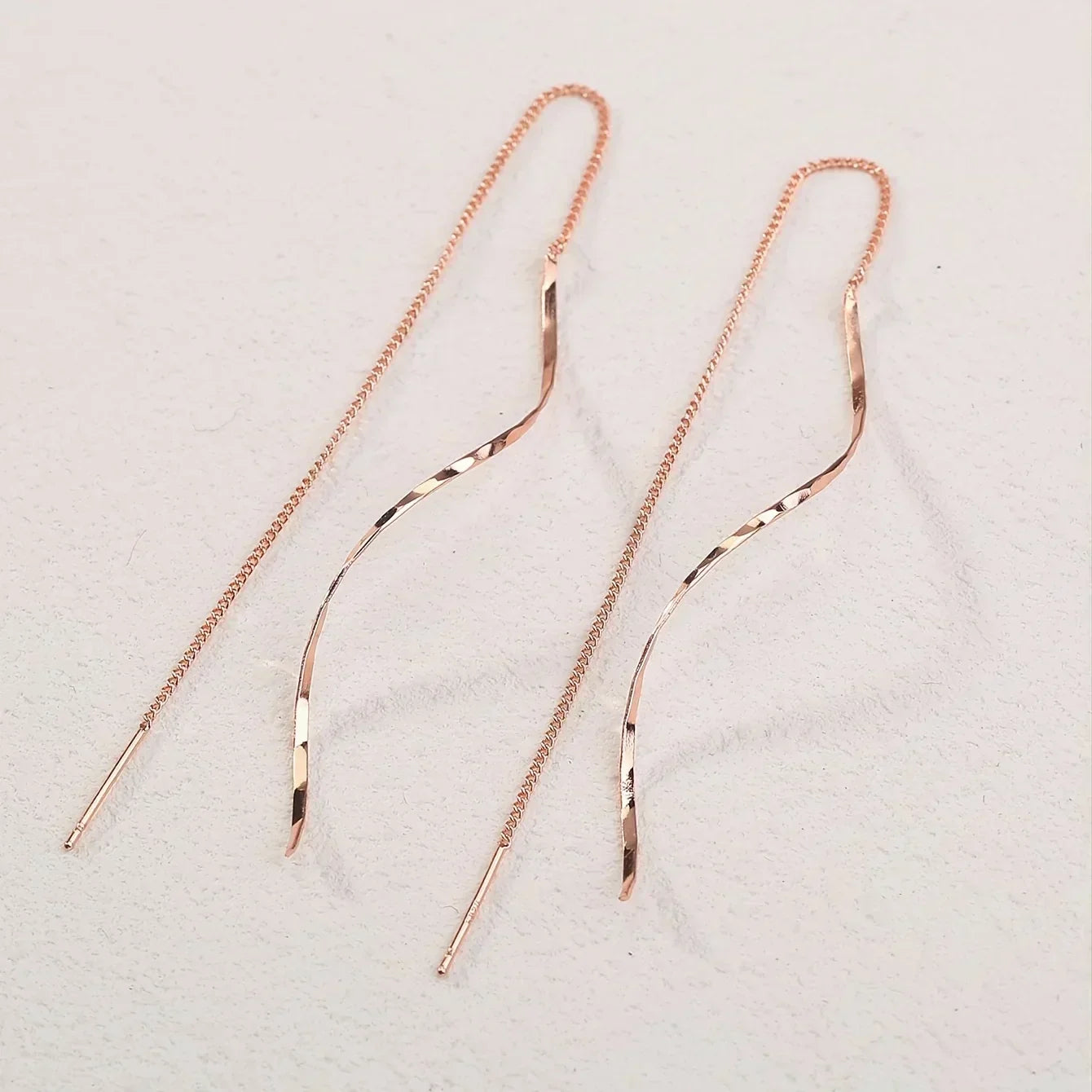 Sylvia | Orecchini lunghi dal design ondulato — 6