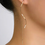 Sylvia | Orecchini lunghi dal design ondulato — 9