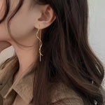 Sylvia | Orecchini lunghi dal design ondulato — 11