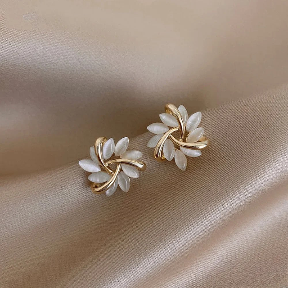 Sieglinde | Eleganti orecchini color oro con squisiti motivi floreali in opale — 1