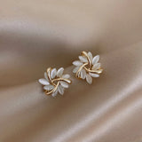 Sieglinde | Eleganti orecchini color oro con squisiti motivi floreali in opale — 1