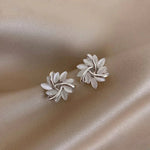 Sieglinde | Eleganti orecchini color oro con squisiti motivi floreali in opale — 2