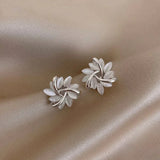 Sieglinde | Eleganti orecchini color oro con squisiti motivi floreali in opale — 2