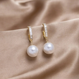 Birgit | Orecchini eleganti con accenti di perle — 1
