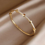 Wilhelmine | Elegante bracciale color oro dal design luminoso — 1