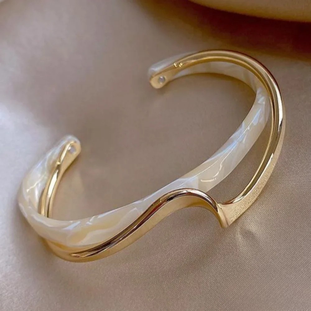 Rieke | Elegante bracciale color oro con opale bianco — 1