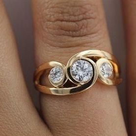 Klara | Anello vintage in oro a spirale con zirconi intarsiati — 1