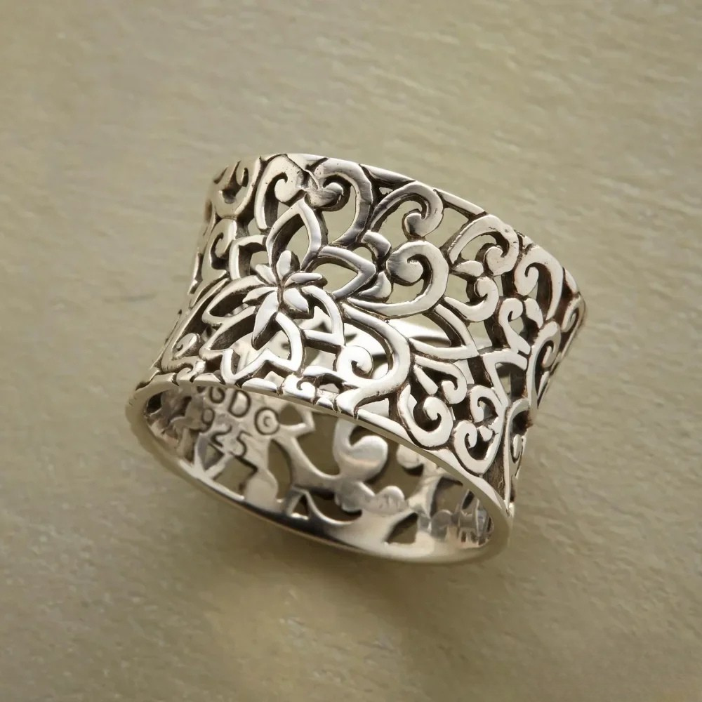 Minna | Anello antico traforato — 1